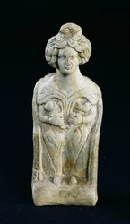 Soška bohyně matky kojící dvě děti (bílá terakota)